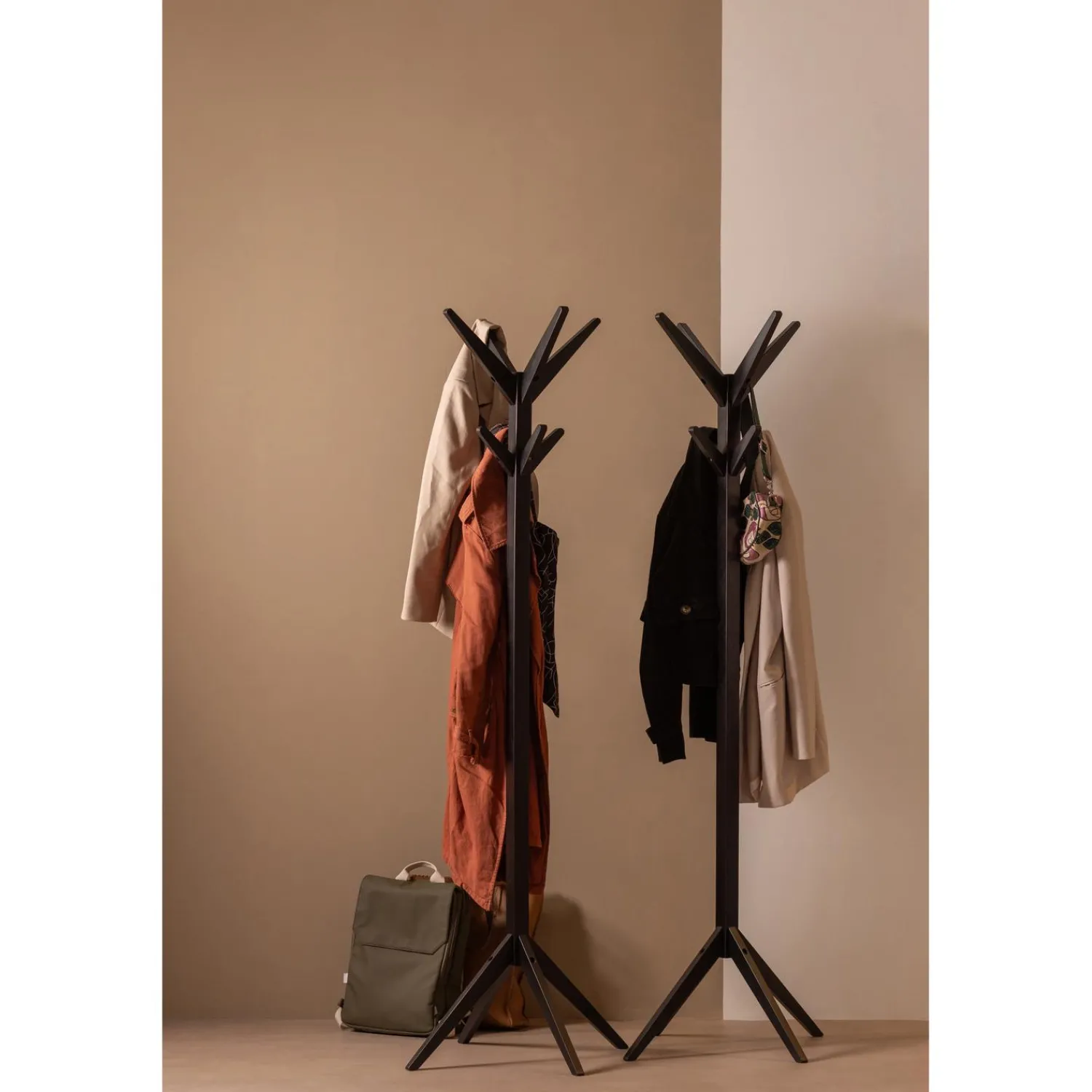 Outlet WOOOD Studio staande kapstok zwart